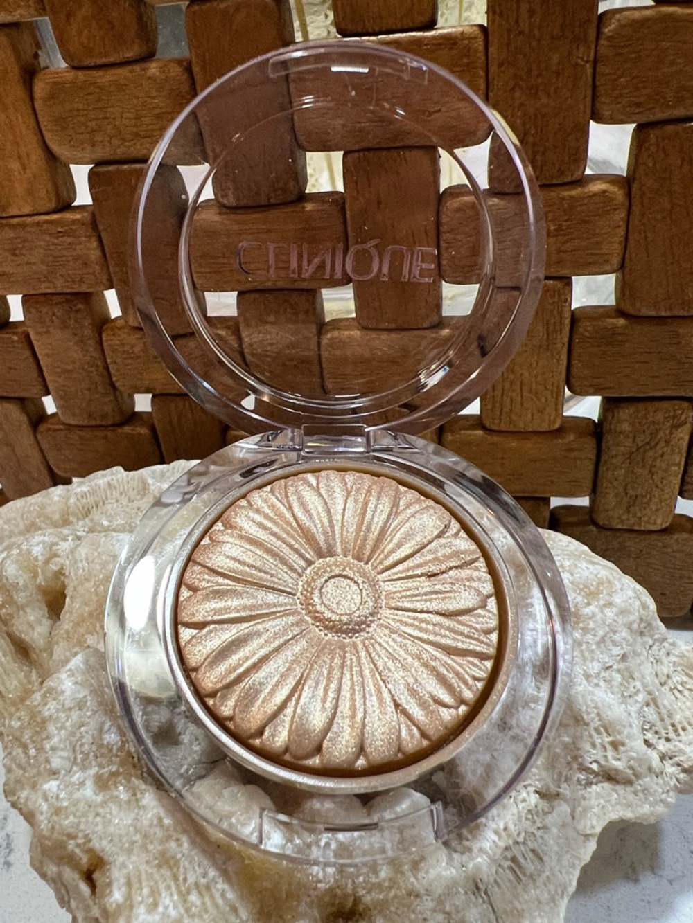 Clinique Cheek Pop Highlighter, specifically in the shade Gold Celebration - Picture 3 of 6